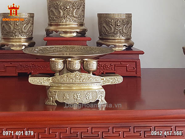 Chữ trên bộ ba ngai chén được chạm khắc theo tiếng Hán vô cùng đẹp